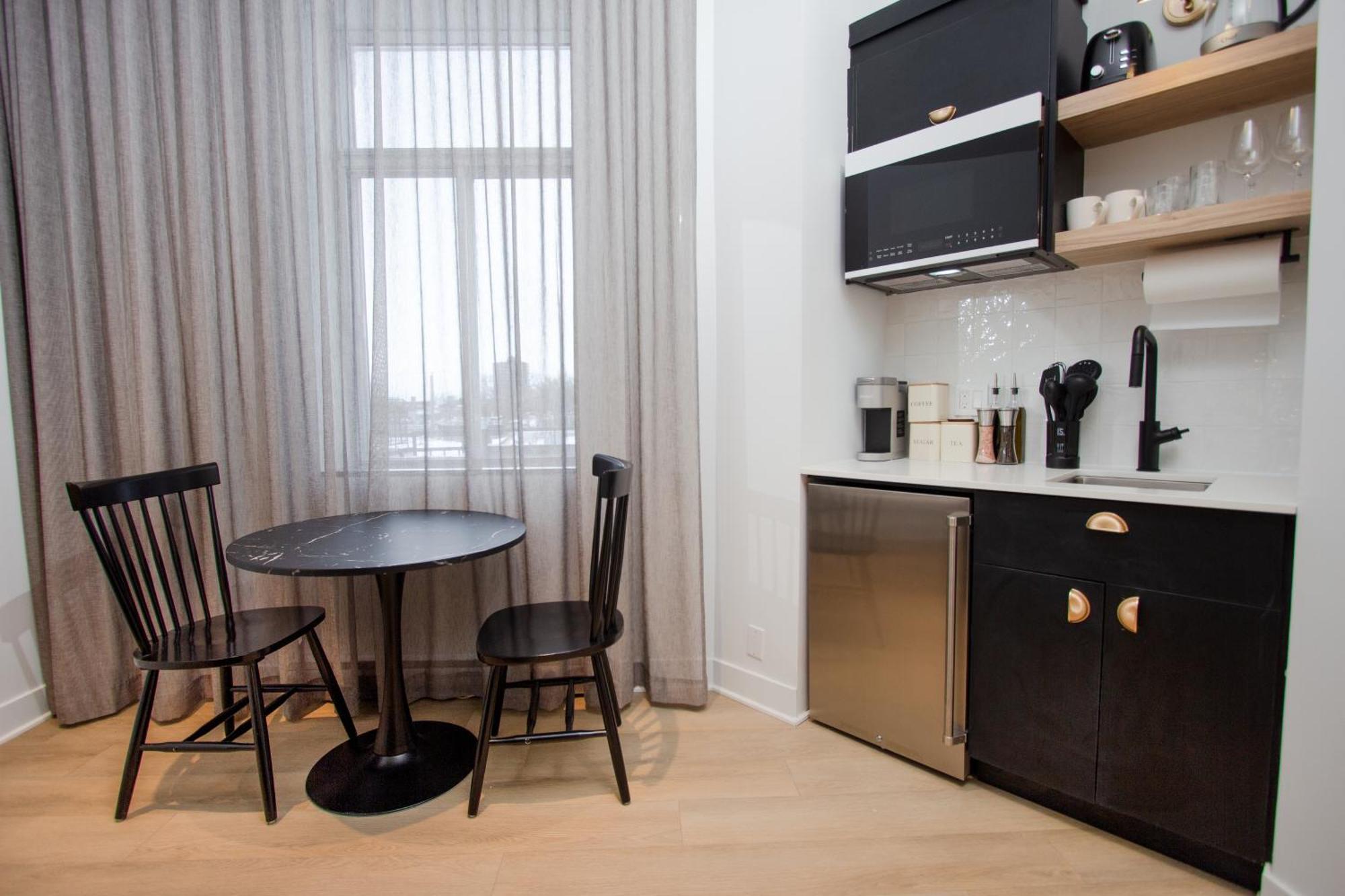 #17 - Self Check-in - Plateau - St-denis Apartment *