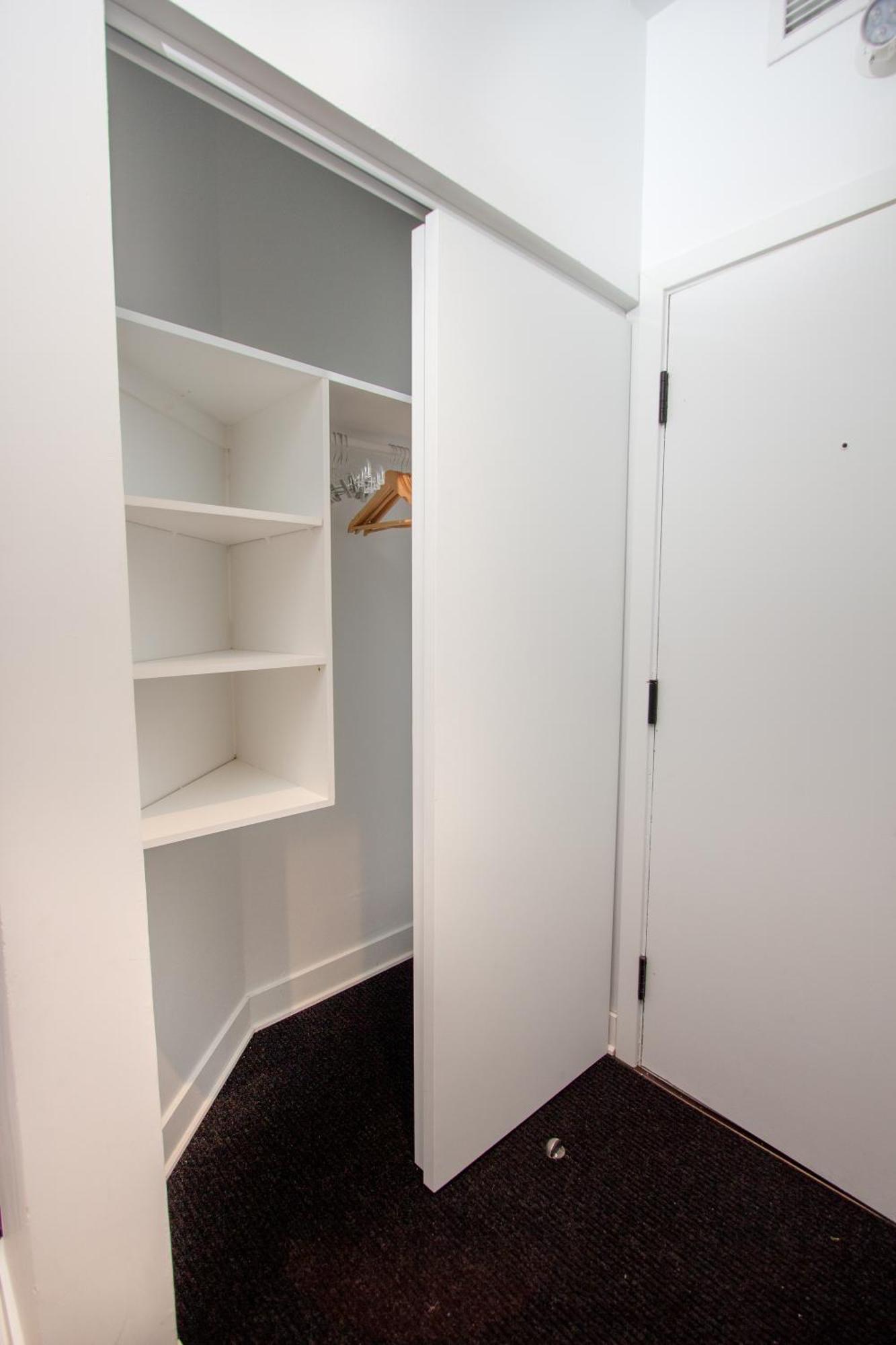 Apartment #17 - Self Check-in - Plateau - St-denis *