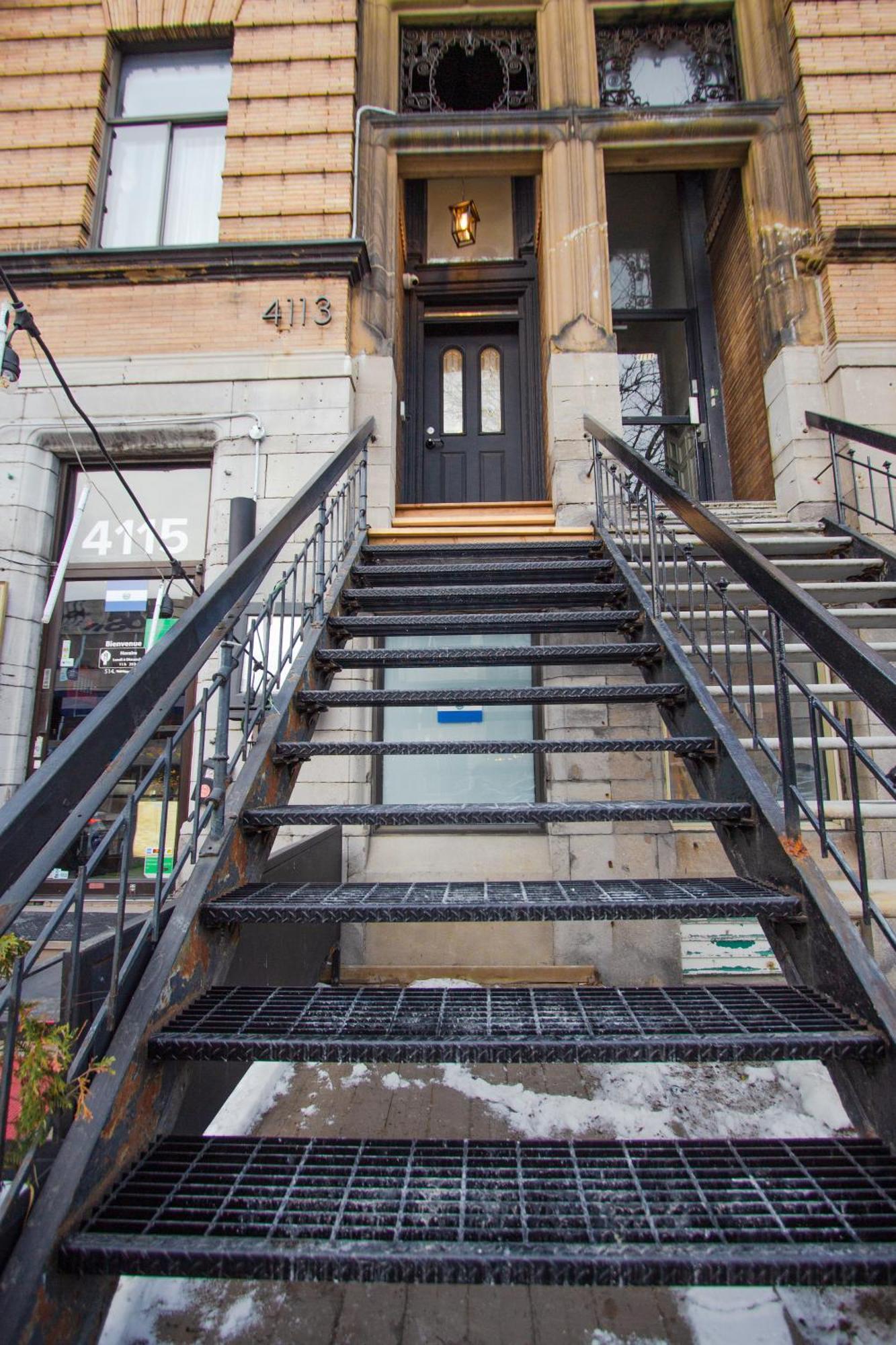 #17 - Self Check-in - Plateau - St-denis * Montreal